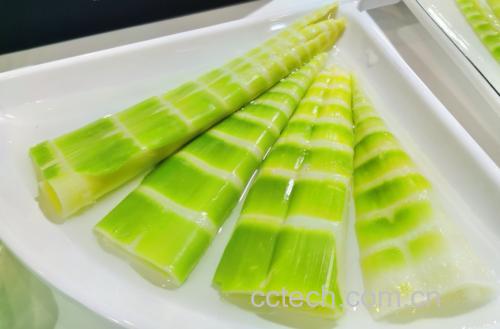 一盘清炒黄心白菜装盘于白色瓷盘中,色泽翠绿,蒜香扑鼻,热气腾腾 清炒黄心白菜成品图