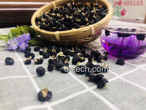展示枸杞泡水前后的状态对比,左侧为干枸杞,右侧为泡过水的枸杞 枸杞泡水前后对比图