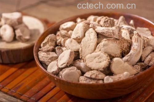 三年老姜切片与冲泡饮品对比图