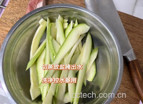 图示:1.剥除外层老叶;2.刀尖挖除木质化菜芯;3.盐水浸泡后逐层冲洗;4.沥干水分备用——四步缺一不可 圆包菜预处理四步分解图