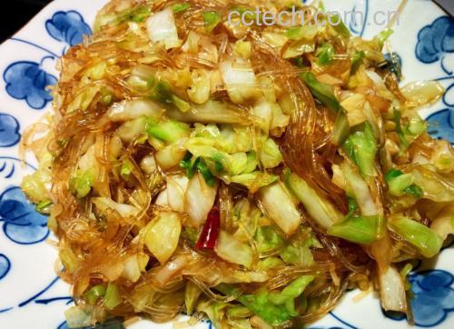 图示:盘中醋溜圆包菜色泽油亮翠绿,菜丝舒展不粘连,表面泛薄芡光,可见清晰醋汁包裹痕迹,配红椒丝点缀 醋溜圆包菜成品特写