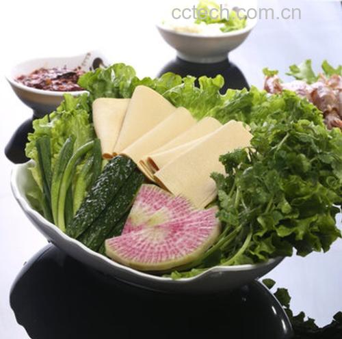 三格拼图:左上为翠绿爽脆的炝拌手撕包菜配花生米;右上为金黄蓬松的包菜鸡蛋饼切块;下方为奶白汤中浮着半透明包菜片与嫩豆腐的酸辣炖菜,蒸汽氤氲,体现‘脆、香、润’三种质地 圆包菜三种家常吃法拼图