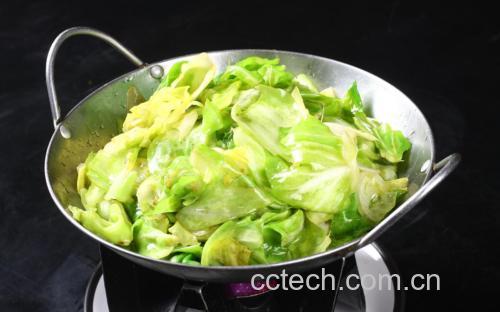 铁锅中翠绿包菜片与焦香五花肉片正在大火翻炒,锅气升腾可见白雾,菜叶边缘微卷但整体饱满挺括,蒜片金黄、辣椒红亮,呈现典型‘锅气菜’质感 手撕圆包菜与五花肉同炒特写