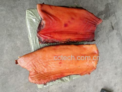 新鲜猪肉末与圆包菜整齐摆放在案板上