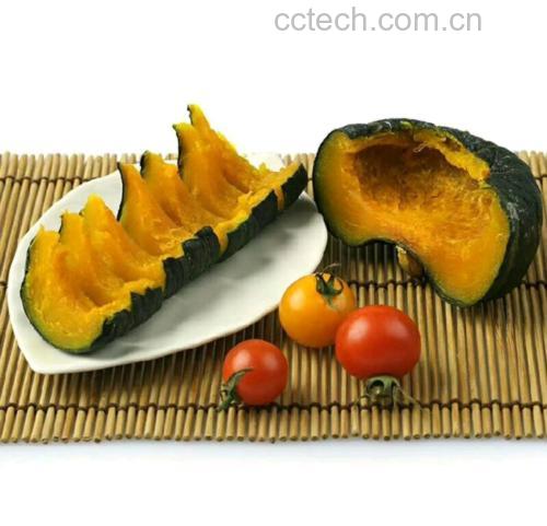 三格膳食场景图:左格为早餐——板栗南瓜泥(100g)+无糖酸奶(80g)+奇亚籽(5g);中格为加餐——烤板栗南瓜条(80g,空气炸锅180℃12分钟);右格为正餐配菜——板栗南瓜丁(60g)与鸡胸肉丁(50g)、西兰花(40g)快炒,使用橄榄油3g,不添加淀粉勾芡 板栗南瓜膳食应用示意图