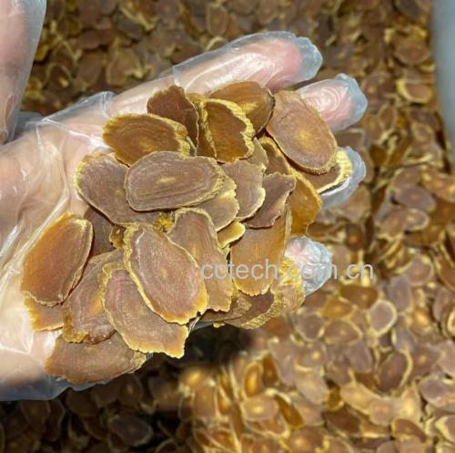 展示高丽参头部与身部在日常饮食中的应用方式,如泡茶、炖汤等 高丽参泡茶与炖汤场景