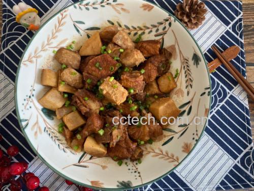 一张餐桌上摆放着三道以毛芋头为主料的菜肴:红烧芋头排骨、清蒸芋艿蘸糖、芋泥奶酪球,摆盘精致,热气氤氲,背景为家庭用餐环境 毛芋头菜肴成品展示