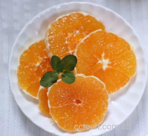 图片说明:切开的秭归脐橙果肉晶莹剔透,果汁丰富,富含维生素C、膳食纤维等多种营养成分。 新鲜切开的秭归脐橙特写
