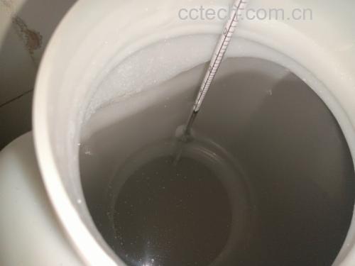 现代家居阳台一角,木质工作台上整齐摆放:玻璃发酵罐(内置紫红葡萄皮渣)、手持糖度计、pH试纸本、柠檬酸小罐、不锈钢压棒、虹吸管套装、温湿度计(显示19℃/65%RH),背景可见绿植与阳光斜射,体现‘轻松可执行’的家庭酿酒场景 家庭阳台阳光玫瑰酿酒工作台全景