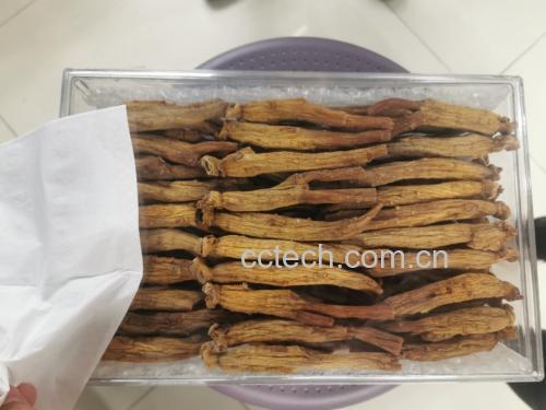 一张高清俯拍照,展示一盒正规高丽参胶囊产品的外包装正面与侧面,标签清晰标注‘建议每日一次,每次一粒,早餐后服用’以及‘避免晚间使用’的警示语,旁边放置一份说明书展开页,重点段落用黄色标记 高丽参产品标签与说明书示例
