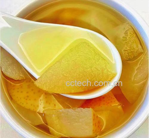 一张高清美食摆盘图:左侧是一杯清澈的秋月梨鲜榨果汁,杯壁凝结水珠,右侧摆放切片秋月梨、枸杞、银耳与冰糖,组成一道‘秋梨润肺羹’的原料组合;背景为秋季家居风格,温暖灯光烘托养生氛围 秋月梨榨汁及搭配食材展示图