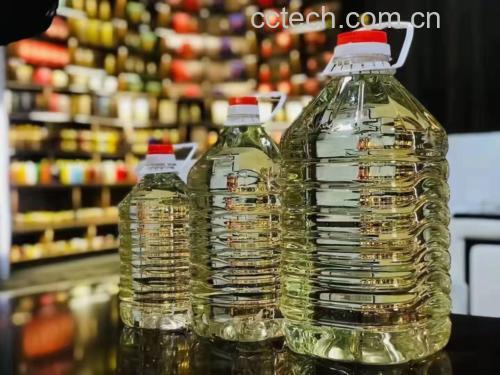 江小白蜜桃味酒瓶与新鲜蜜桃对比摆放