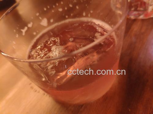 年轻人聚会饮用江小白蜜桃味场景