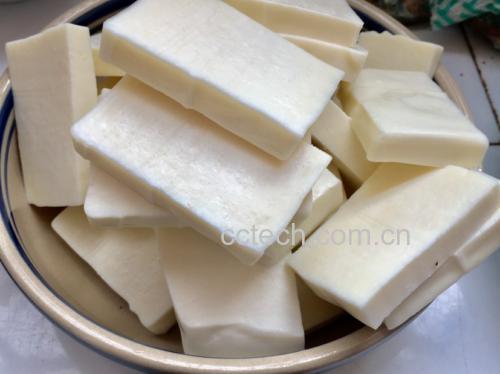 展示花蛤豆腐汤正在锅中炖煮的状态 花蛤豆腐汤正在炖煮