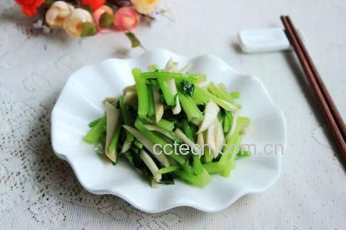 一道刚出锅的杏鲍菇炒香芹盛放在白色瓷盘中,香芹呈鲜绿色,杏鲍菇为乳白色略带焦边,点缀着金黄的蒜片和红色辣椒段,整体干爽无多余汤汁,旁边配有竹筷一双,背景虚化,突出菜品主体 成品装盘特写图