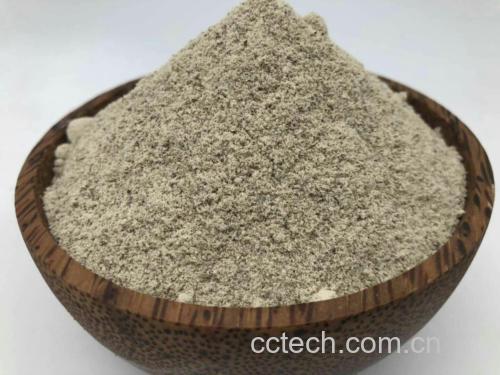 一碗清澈的鸡汤,表面漂浮着少许白色粉末,旁边摆放一小瓶白色胡椒粉和研磨罐,桌上还有切好的生姜片和葱段,体现白胡椒在中式汤品中的典型使用场景 中式菜肴中的白胡椒应用