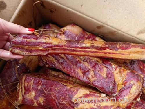 展示两种腌制肉类的成品图,黑椒牛排与白胡椒炖鸡,体现不同风味 成品图:黑椒牛排与白胡椒炖鸡对比