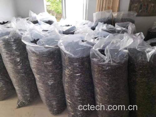 展示优质木耳产品的包装形式、储存容器及存放环境说明 木耳产品包装与储存方式示意图