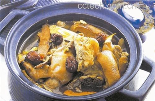姬松茸炖猪蹄成品汤品展示,汤色清澈,食材丰富 姬松茸炖猪蹄成品展示