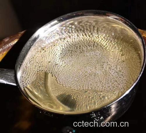 正在沸水中焯水的白扁豆,锅边有蒸汽升腾 白扁豆焯水过程图