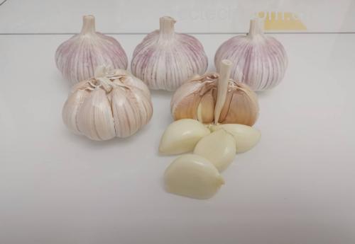 蒜香红剁椒的原料摆盘