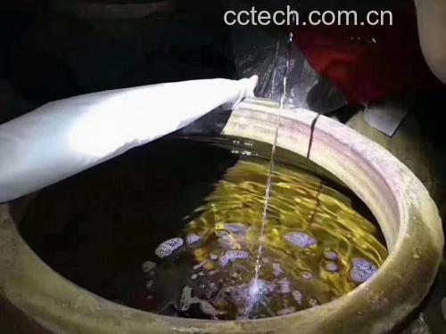 图示为干净干燥的黑玛卡块根、高度白酒、玻璃罐等泡酒所需原料及器具 黑玛卡泡酒原材料展示