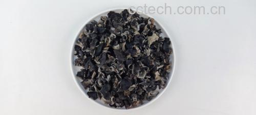 一盘新鲜磨碎的黑胡椒颗粒,背景为木质料理台 黑胡椒特写