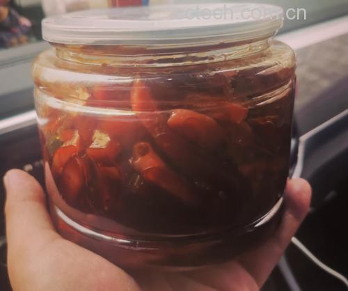 玻璃罐中装满腌制好的红菜苔酸菜,色泽红润,质地脆嫩,液体清澈透明 红菜苔酸菜成品展示