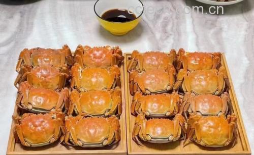 熟腌大闸蟹成品摆盘精美,色泽诱人 熟腌大闸蟹成品摆盘图