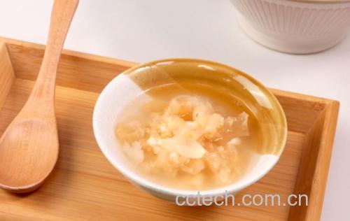 两张并列图片展示银耳炖煮效果对比:左边一碗银耳汤清澈见底,银耳块完整且边缘卷曲,无粘稠感;右边一碗银耳汤呈琥珀色浓稠状,汤汁能挂在勺子上,银耳碎片呈半透明胶质状,充分融合于汤中 炖煮过程对比图:左侧为未剪碎的整朵银耳炖1小时,汤清无胶;右侧为剪碎后炖1小时,汤体浓稠挂勺