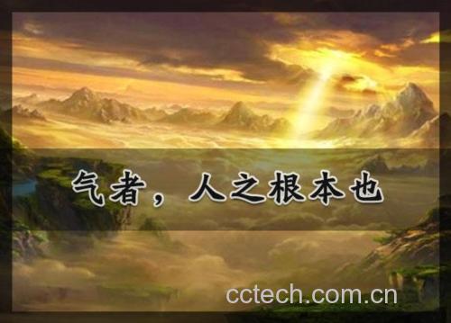 一位40岁左右男性在清晨山间跑步,身穿运动服,面带微笑,展现健康活力状态,象征养生调理后的积极生活面貌 中年男性户外活动场景