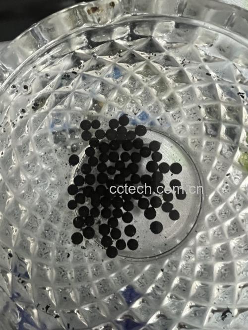 一张白色背景的桌面,左边摆放一碗煮熟的黑豆,右边放置一瓶常见抗生素药瓶(标注‘左氧氟沙星’字样)和几粒白色药片,中间有一条虚线隔开,象征‘禁止同服’的警示含义 黑豆与药品分开放置示意图