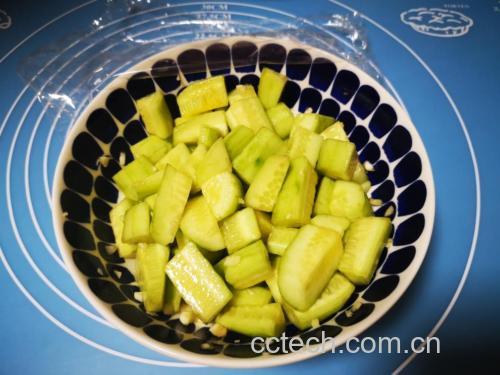 肉末小黄瓜最终成品高清图:突出黄瓜翠绿色泽、肉末油润颗粒感、无汤汁的干香状态,展现‘脆、嫩、鲜、亮’四重质感 成品装盘特写:青翠小黄瓜段与琥珀色肉末相间,点缀红小米辣圈与翠绿葱花,盘底洁净无水,热气氤氲中可见黄瓜表皮光泽
