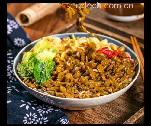泡椒肉丝拌粉成品图,碗中盛放着红亮油润的拌粉,肉丝、泡椒、豆芽清晰可见 泡椒肉丝拌粉成品图