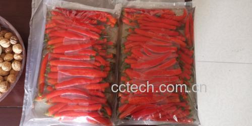 红泡椒原料与成品对比:展示成熟红椒原料(左)与自然发酵28天后色泽稳定的红泡椒成品(右),陶坛内壁附着薄层乳酸菌生物膜,汁液呈淡玫瑰红色,无浑浊或沉淀 红泡椒特写:新鲜采摘的成熟二荆条红椒与陶坛中发酵28天后的成品对比图,左侧为鲜红带梗整椒,右侧为去梗泡制后半透明红椒,汁液清亮微红,可见乳酸菌膜薄层