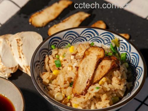一盘色泽金黄、香气扑鼻的姬松茸炒鸡片,摆盘精致,旁边有米饭和筷子 姬松茸炒鸡片成品图