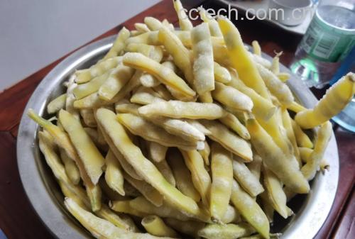 一碗盛满绿豆与绿宝石梨块的热汤,汤色清澈略带金黄 绿豆绿宝石梨汤成品图