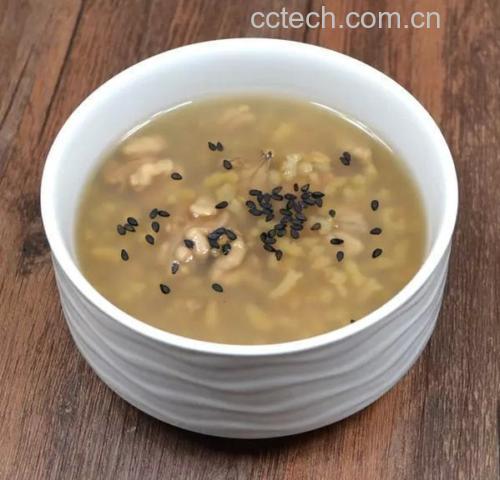 成品黑豆红枣糯米稀饭盛入白瓷碗中的俯拍图