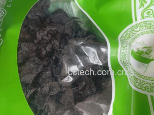 画面左侧为红桃K口服液包装盒,右侧为干燥的地黄根茎药材,背景为中药种植基地,展示红桃K原料来源与成品形态的关联 红桃K盒装产品与地黄药材对比图