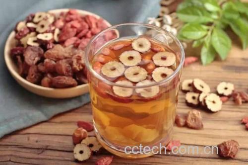 信息可视化对比图,展示红桃K保健品与天然补血食材在成分、安全性、适用人群等方面的差异,强调食物优于补剂的营养理念 对比图:左侧为红桃K口服液瓶身标签特写,右侧为新鲜黑木耳、菠菜、猪肝等天然补血食材组成的健康餐盘