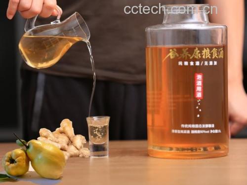 一张俯拍图展示红桃泡酒的制作步骤:左侧为洗净晾干的红桃,中间为切块去核的操作台,右侧为装入玻璃罐的桃块,旁边放置一瓶高度白酒和一小碗冰糖,所有工具均为食品级不锈钢与玻璃材质,背景干净整洁,体现家庭手工酿造的专业性 红桃泡酒制作过程示意图