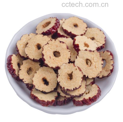 一张俯拍图展示红枣片与其他食材的健康搭配:左侧为干红枣片,中间为切开的橙子和猕猴桃,右侧为一杯淡黄色红枣柠檬水,背景为浅灰色麻布纹理,整体呈现自然健康风格 红枣搭配示意图