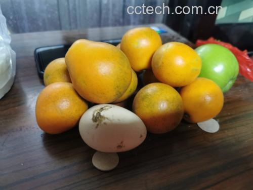 一组并列摆放的水果:左侧为金桔,个头小巧、色泽金黄;中间为普通橘子,较大、橙红色;右侧为柠檬,长椭圆形、亮黄色。背景为木质餐桌,上方标注‘金桔富含柠檬烯与类黄酮’字样,突出其营养特色 金桔与其他柑橘类水果对比图