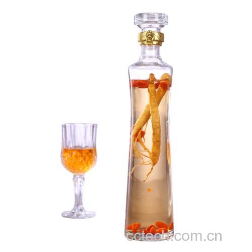 插画风格图像:一位中年男性在家中晚餐后倒出一小杯琥珀色药酒,旁边放置剂量勺与健康日历标记;画面一侧列出禁忌人群图标:孕妇、儿童、高血压患者打叉禁止符号,另一侧显示‘每日不超过25ml’文字提示 饮用场景与健康提示图示