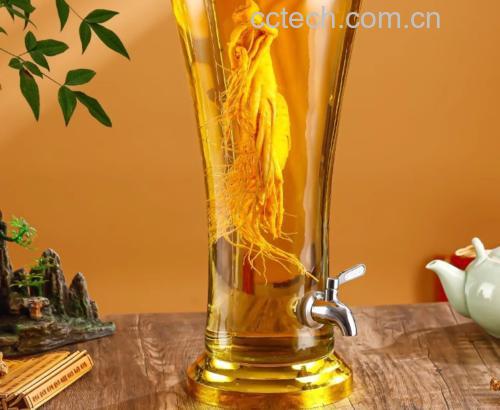 场景图:透明玻璃泡酒坛中浸泡着一根鹿鞭与三只完整海马,液体呈琥珀色高度白酒,周围散落枸杞、淫羊藿等辅料,背景为传统中药柜与陶制酒瓮,体现古法酿造氛围 鹿鞭海马泡酒过程展示