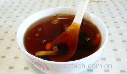 一碗热气腾腾的鹿鞭枸杞炖汤,汤色清亮微褐,鹿鞭块状明显,周围点缀红枣与枸杞,配以白色瓷碗和木制餐桌背景,营造出养生食疗氛围 鹿鞭炖汤成品图