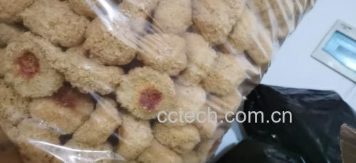 左侧为干燥状态下的皱缩丑耳,颜色深褐,表面布满不规则褶皱;右侧为冷水浸泡6小时后的丑耳,已充分舒展,质地柔软透明,体积明显膨大,呈现胶质感 泡发前后的丑耳对比图
