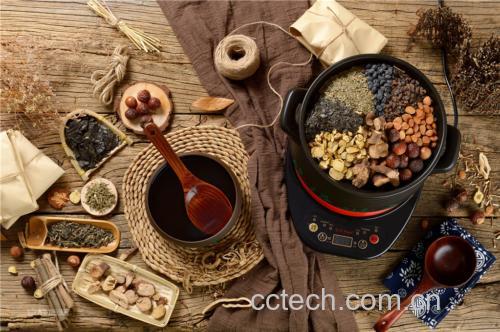 一个传统的陶瓷砂锅置于炉火上慢火熬煮,锅内可见深褐色浓稠液体正在翻滚;旁边摆放着已刷净绒毛并切段的枇杷叶、白色颗粒状川贝母粉末、冰糖块及玻璃瓶装成品膏体,背景为木质料理台与中药称量工具,体现家庭自制养生场景 川贝枇杷膏家庭熬制过程示意图