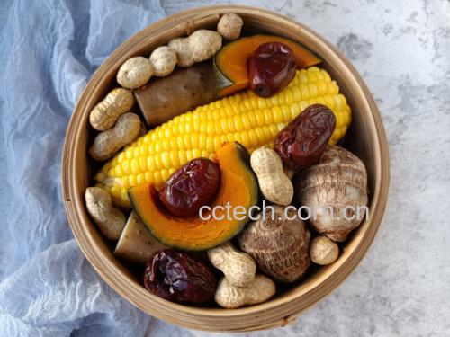 一个传统竹制蒸笼正在炉灶上冒着热气,蒸笼内整齐摆放着白色荔浦芋头块,旁边有一只木筷正插入其中测试是否熟透,背景为中国式厨房环境,光线温暖柔和 荔浦芋头正在蒸制过程