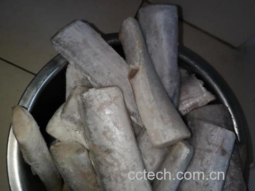 一条新鲜的带鱼,银白色表皮完整,摆放在案板上 带鱼的实物图